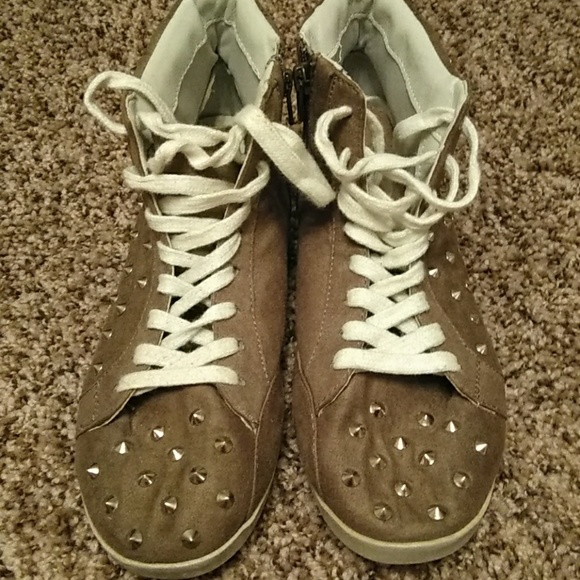 Studded boots - Picture 1 of 6